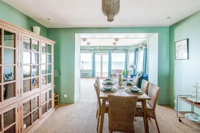 Coin salon dans l'établissement Aux Bains des Mots - vue mer