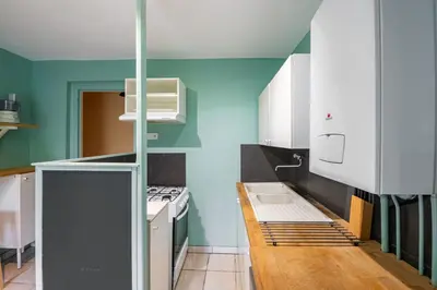 Cuisine ou kitchenette dans l'établissement Gîte de la tour