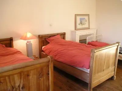 Un ou plusieurs lits dans un hébergement de l'établissement Maison élégante à Fontenay-sur-Mer avec cheminée