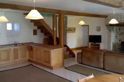 Télévision ou salle de divertissement dans l'établissement Maison élégante à Fontenay-sur-Mer avec cheminée