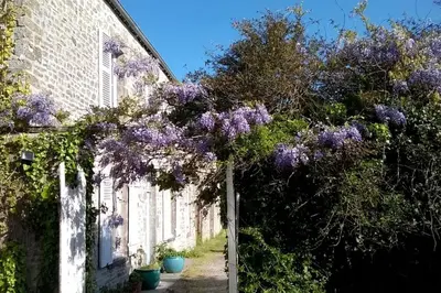 Jardin de l'établissement Maison élégante à Fontenay-sur-Mer avec cheminée