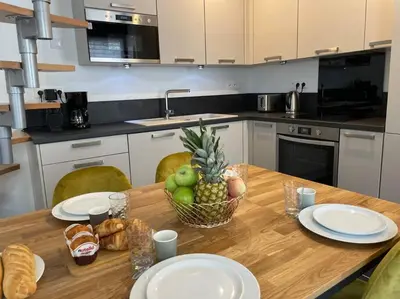 Cuisine ou kitchenette dans l'établissement Le logis BAYA - WEEKEND & HOLIDAY - WIFI & TV