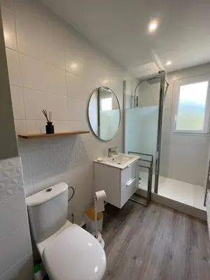 Salle de bains dans l'établissement Jed, Joli appt avec parking