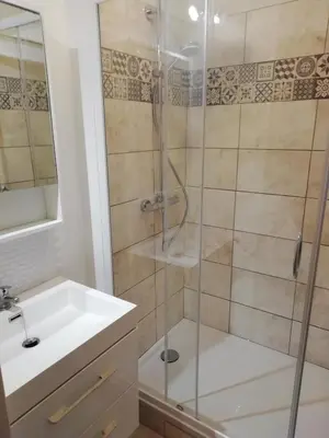 Salle de bains dans l'établissement Bel appartement avec jardin à 50m des plages du debarquement