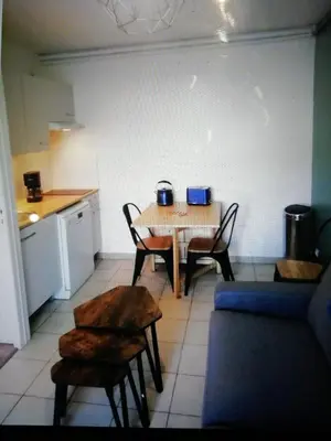 Cuisine ou kitchenette dans l'établissement Bel appartement avec jardin à 50m des plages du debarquement