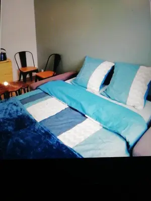 Un ou plusieurs lits dans un hébergement de l'établissement Bel appartement avec jardin à 50m des plages du debarquement