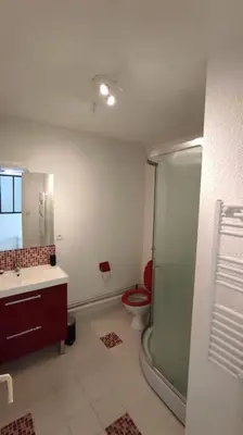 Salle de bains dans l'établissement Studio Ouistreham entre centre-ville et plages