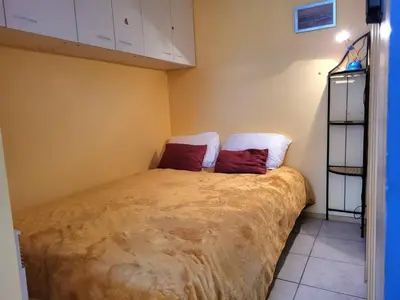 Un ou plusieurs lits dans un hébergement de l'établissement Studio avec Terrasse, Parking Privé et Accès Direct à la Plage - FR-1-465-86