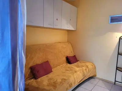 Un ou plusieurs lits dans un hébergement de l'établissement Studio avec Terrasse, Parking Privé et Accès Direct à la Plage - FR-1-465-86