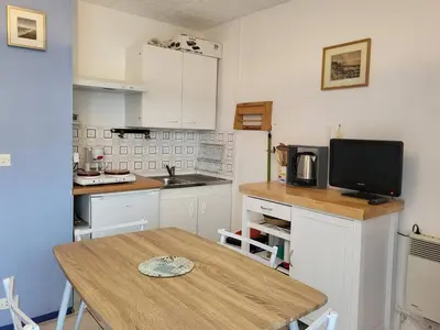 Cuisine ou kitchenette dans l'établissement Studio avec Terrasse, Parking Privé et Accès Direct à la Plage - FR-1-465-86