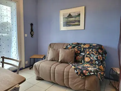 Coin salon dans l'établissement Studio avec Terrasse, Parking Privé et Accès Direct à la Plage - FR-1-465-86