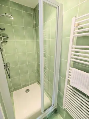 Salle de bains dans l'établissement La petite corbière - Chez Hélène - Gîtes en baie