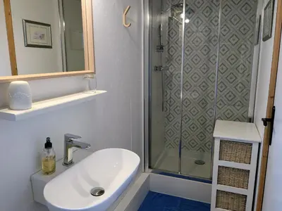 Salle de bains dans l'établissement La petite enseigne - Chez Hélène - Gîtes en baie