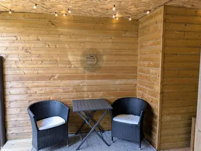 Coin salon dans l'établissement La petite enseigne - Chez Hélène - Gîtes en baie