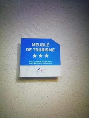 Certificat, récompense, panneau ou autre document affiché dans l'établissement Jolie maison à 200 m des plages du débarquement