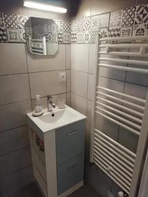 Salle de bains dans l'établissement Jolie maison à 200 m des plages du débarquement