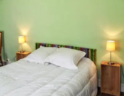 Un ou plusieurs lits dans un hébergement de l'établissement Maison charmante à Ryes avec jardin clos et accès PMR