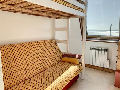 Coin salon dans l'établissement Appartement Duplex en Front de Mer avec Terrasse – Accès Direct Plage – 2 Chambres + Cabine - FR-1-361-456