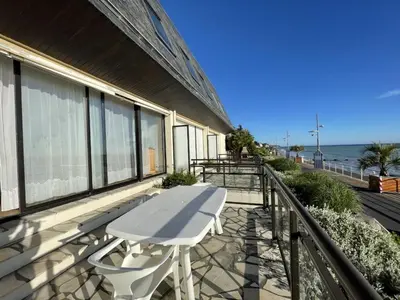 Balcon ou terrasse dans l'établissement Appartement Duplex en Front de Mer avec Terrasse – Accès Direct Plage – 2 Chambres + Cabine - FR-1-361-456