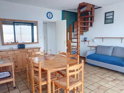 Coin salon dans l'établissement Appartement Duplex en Front de Mer avec Terrasse – Accès Direct Plage – 2 Chambres + Cabine - FR-1-361-456
