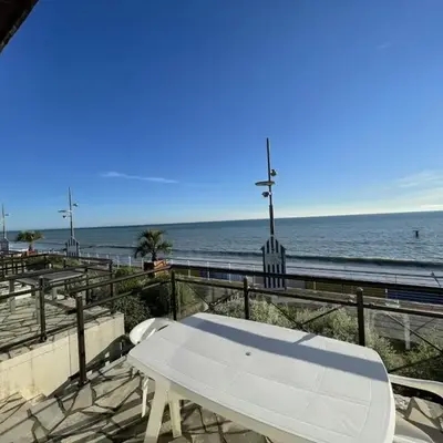 Appartement Duplex en Front de Mer avec Terrasse – Accès Direct Plage – 2 Chambres + Cabine - FR-1-361-456