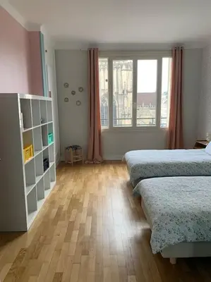 Un ou plusieurs lits dans un hébergement de l'établissement Appart 90m2 lumineux, centre, vue église penchée