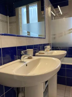 Salle de bains dans l'établissement Appart 90m2 lumineux, centre, vue église penchée