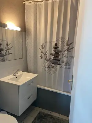 Salle de bains dans l'établissement Grand Studio Lumineux Caen Memorial