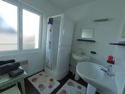 Salle de bains dans l'établissement Gîte La Mer, 50m de la mer