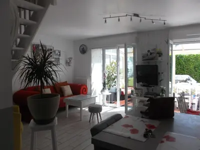 Télévision ou salle de divertissement dans l'établissement LES TROENES