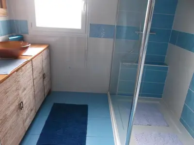 Salle de bains dans l'établissement LES TROENES