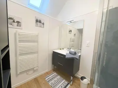 Salle de bains dans l'établissement Maison centre Les Pieux*Wifi*OXO