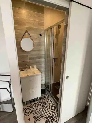 Salle de bains dans l'établissement Grain de café Barneville Plage