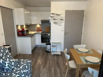Cuisine ou kitchenette dans l'établissement 2 Pieces acces Mer et Thalasso