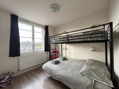 Un ou plusieurs lits dans un hébergement de l'établissement Les sables d'or Grand apt lumineux bien équipé 1er étage vue panoramique sur campagne près superette, à 600 m plage proche Omaha Beach et pointe du Hoc parking gratuit, garage à disposition