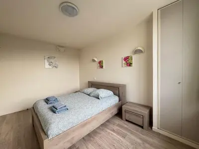 Un ou plusieurs lits dans un hébergement de l'établissement Les sables d'or Grand apt lumineux bien équipé 1er étage vue panoramique sur campagne près superette, à 600 m plage proche Omaha Beach et pointe du Hoc parking gratuit, garage à disposition