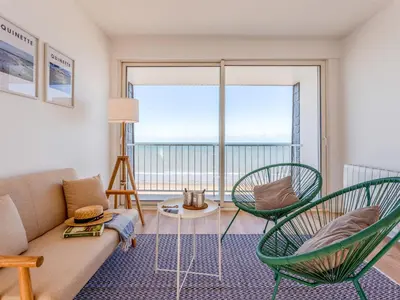 Vue générale sur la mer ou vue sur la mer prise depuis l'appartement