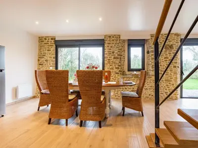 Coin salon dans l'établissement Holiday Home La Longére by Interhome