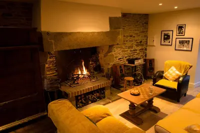 Coin salon dans l'établissement Gîte de charme avec Spa, baie du Mont St Michel