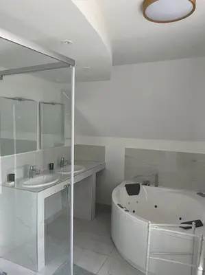 Salle de bains dans l'établissement La Grande Rocque