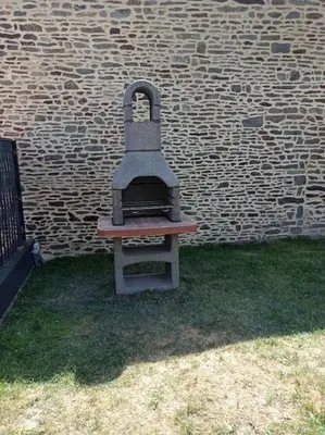 Barbecue disponible mis à disposition des clients de la maison de vacances