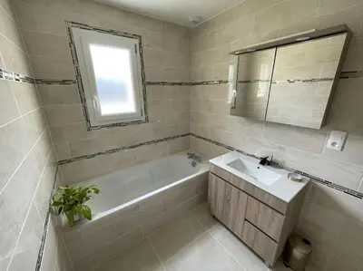 Salle de bains dans l'établissement Maison neuve proche de la mer