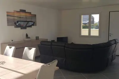 Télévision ou salle de divertissement dans l'établissement Maison neuve proche de la mer