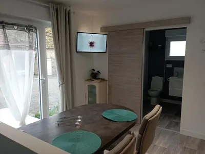 Télévision ou salle de divertissement dans l'établissement Loue gîte de campagne