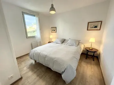 Un ou plusieurs lits dans un hébergement de l'établissement Appartement cosy bord de mer avec jardinet, garage et WiFi - FR-1-361-459