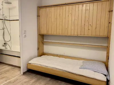Un ou plusieurs lits dans un hébergement de l'établissement Appartement cosy bord de mer avec jardinet, garage et WiFi - FR-1-361-459