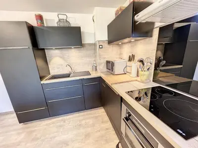 Cuisine ou kitchenette dans l'établissement Appartement cosy bord de mer avec jardinet, garage et WiFi - FR-1-361-459
