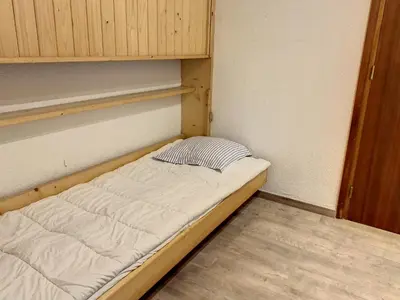 Un ou plusieurs lits dans un hébergement de l'établissement Appartement cosy bord de mer avec jardinet, garage et WiFi - FR-1-361-459