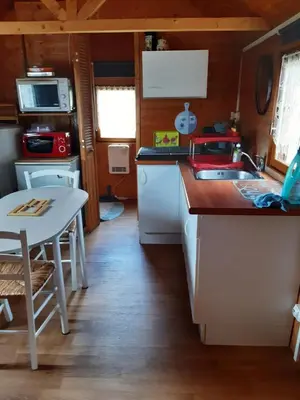 Cuisine ou kitchenette dans l'établissement Chalet insolite
