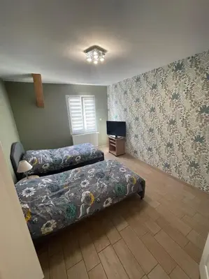 Un ou plusieurs lits dans un hébergement de l'établissement Maison au sein d’un corps de ferme.